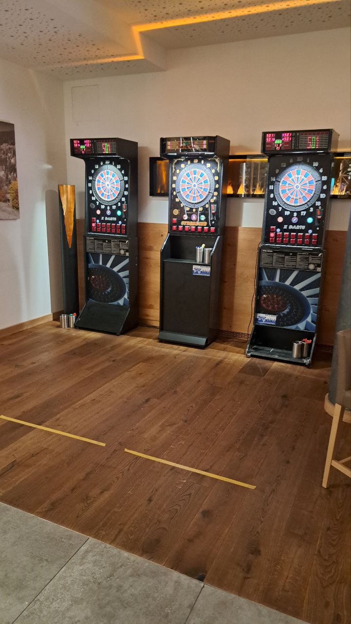 Drei Dartautomaten im Eventraum