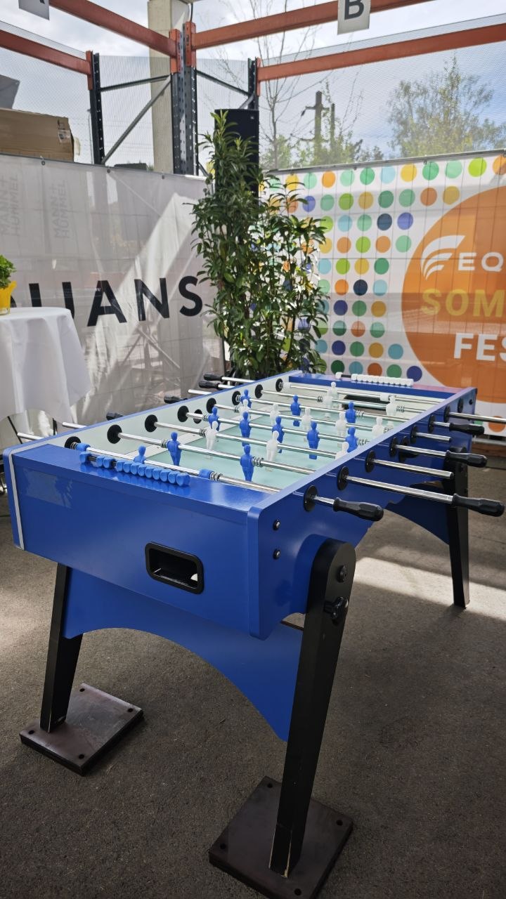 Blauer Wuzzler bei Equans Firmenfest